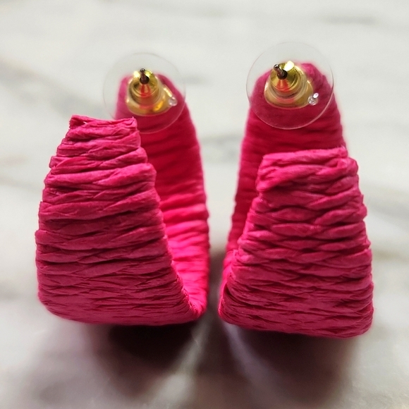 Pretty NWOT hot pink earrings in great condition! - Picture 3 of 6